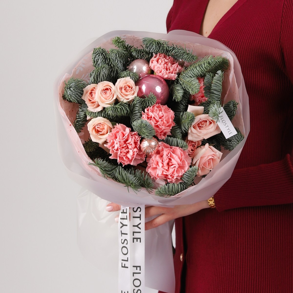 zimnij buket s kustovoj rozoj i diantusom 3